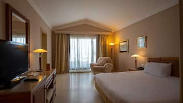 Minibar, caja de seguridad en la habitación y escritorio