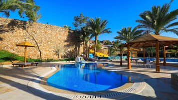 3 piscinas internas, 3 piscinas externas