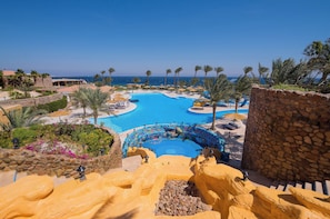 3 piscinas techadas, 3 piscinas al aire libre