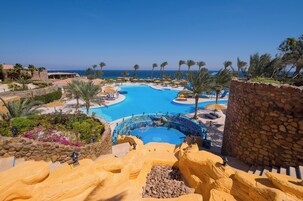 3 室内游泳池，3 室外游泳池