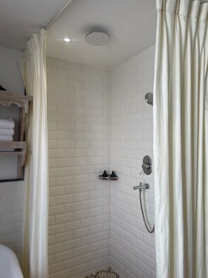 Habitación junior | Baño | Bañera, bañera de hidromasaje y artículos de higiene personal gratuitos