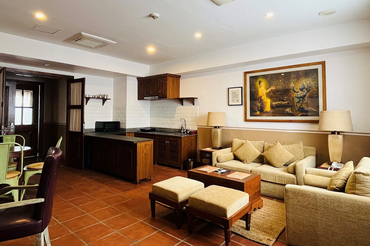 Una sala de estar moderna con un conjunto de sofá, una mesa de centro y un comedor con sillas y una mesa.