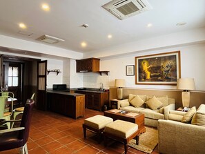 Grand Cabin | Living area