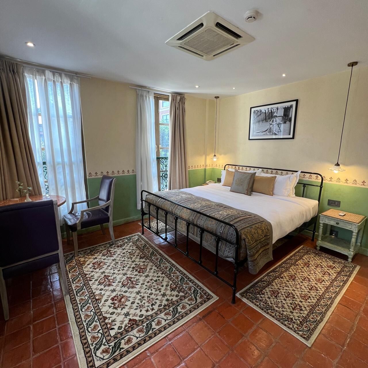 Quarto júnior | Roupas de cama premium, camas com colchões pillow-top, frigobar