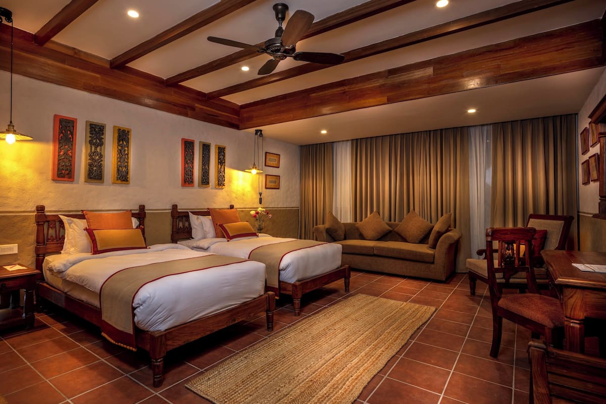 Quarto duplo luxo, 1 quarto | Roupas de cama premium, camas com colchões pillow-top, frigobar