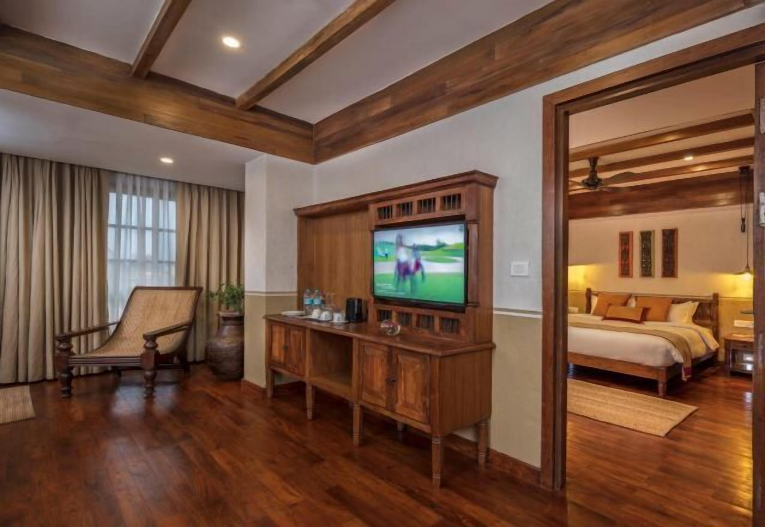 Premium bedding, pillowtop beds, minibar, in-room safe