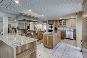 Full-sized fridge, microwave, oven, stovetop - Cassina Palms (Hilton Head Island)