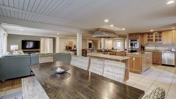 Full-size fridge, microwave, oven, stovetop