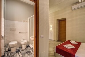 Habitación Deluxe doble | Baño | Ducha, secador de pelo, bidé y toallas