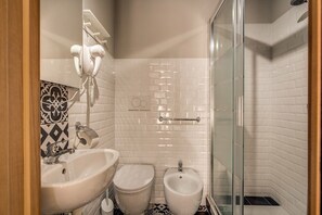 Douche, sèche-cheveux, bidet, serviettes fournies