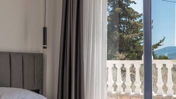 Deluxe-Doppelzimmer, eingeschränkter Meerblick | Allergikerbettwaren, individuell dekoriert, individuell eingerichtet