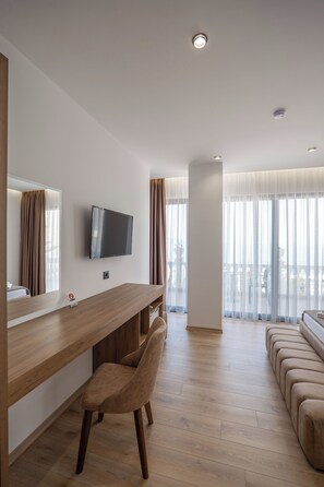 Deluxe-Doppelzimmer, Meerblick | Allergikerbettwaren, individuell dekoriert, individuell eingerichtet