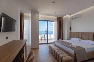 Deluxe Double Room, Sea View | Hypo-allergenic bedding, individually decorated, individually furnished