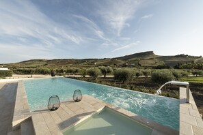 Outdoor pool, open 10 AM to 7 PM, pool umbrellas, sun loungers - Borgo Giallonardo (Realmonte)