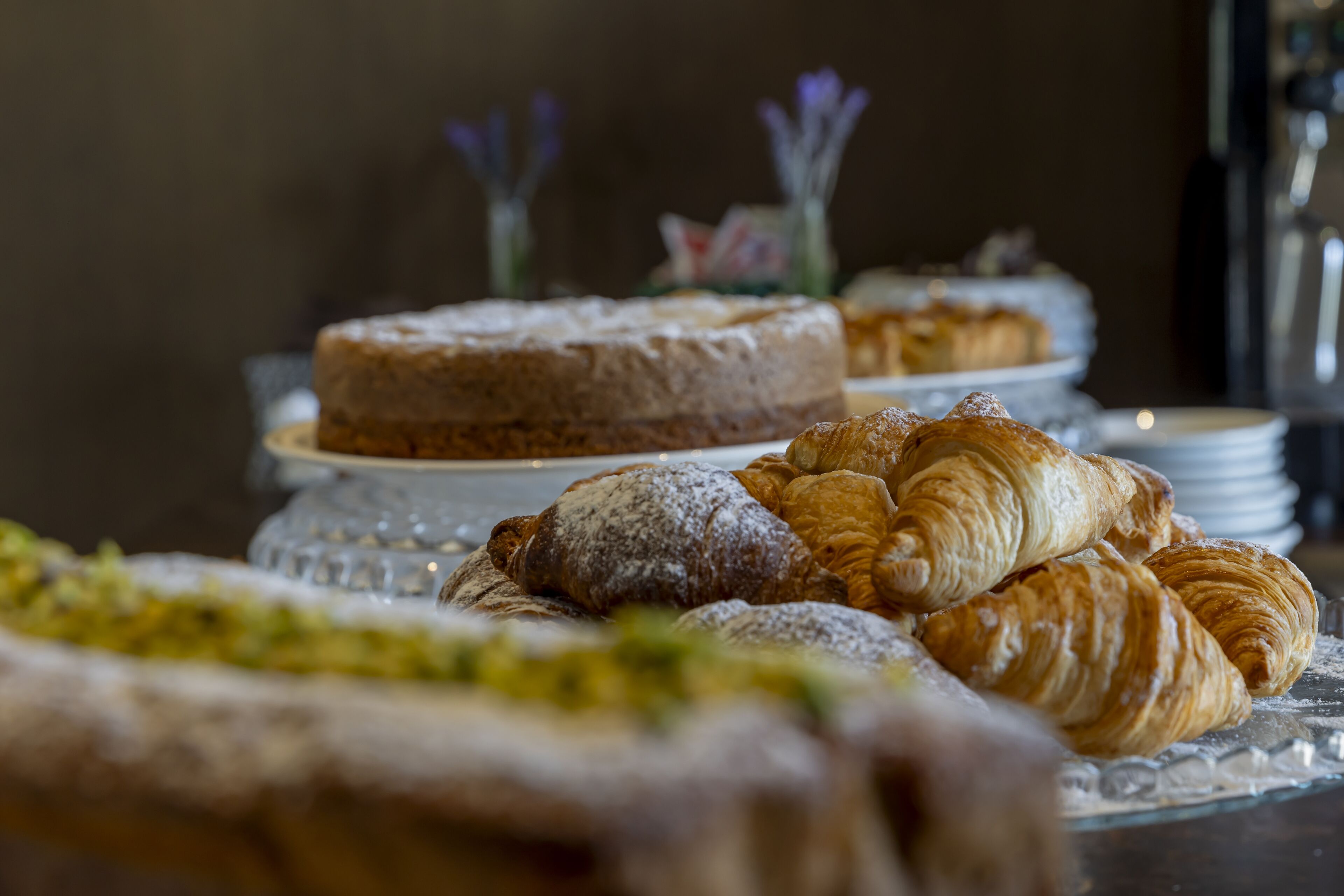 Eine Auswahl an Desserts mit verschiedenen Gebäcken und einer Torte.