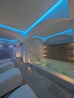 双人护理室、土耳其浴、芳香疗法、脚底按摩、阿育吠陀草药疗法、按摩服务