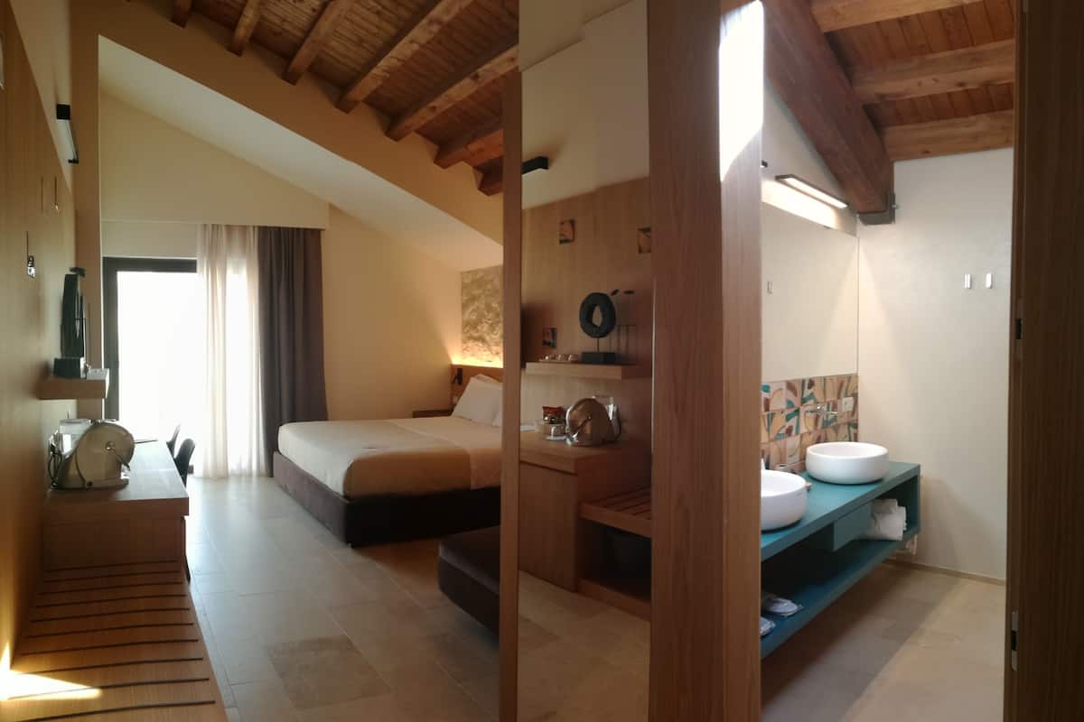 Habitación Confort doble (Superior Plus sul Vigneto) | Ropa de cama de alta calidad y edredones de plumas