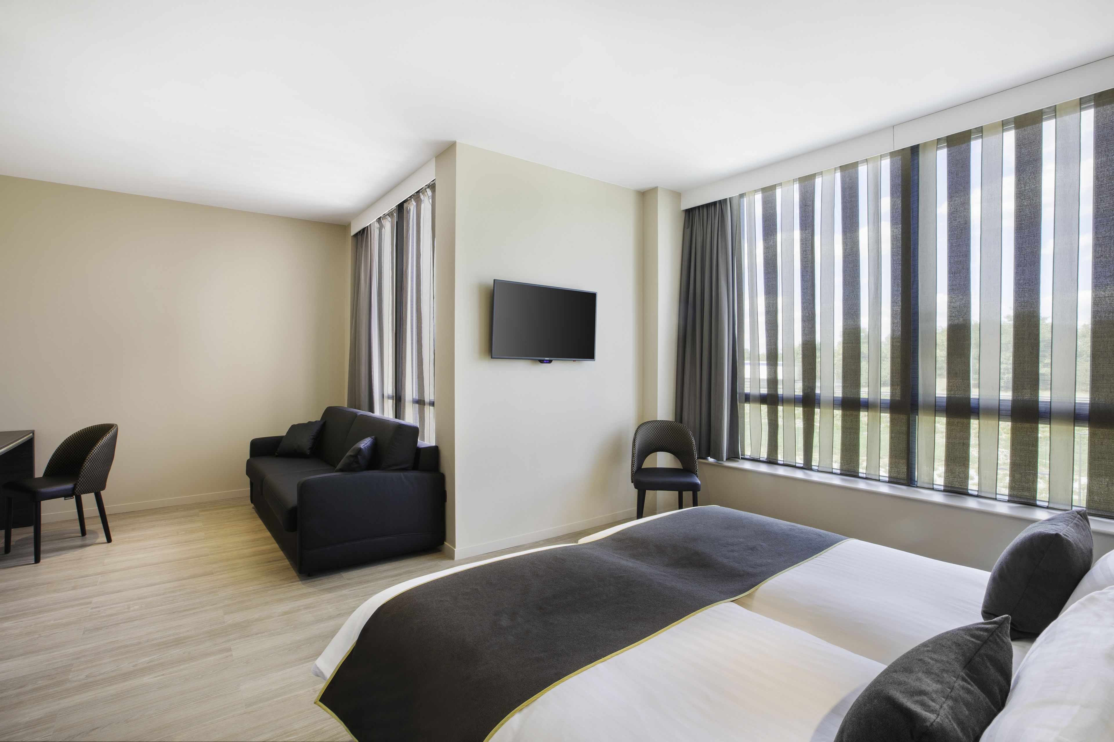 premium bedding, pillow-top beds, in-room safe, desk