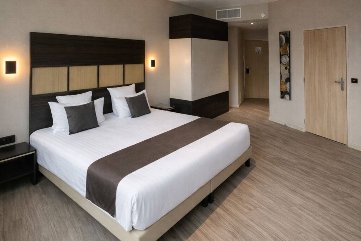 スーペリア ルーム クイーンベッド 1 台 バリアフリー 禁煙 (Twin bed on request) | 高級寝具、ピロートップベッド、セーフティボックス (室内)、デスク