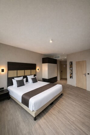 Superior Room, 1 Queen Bed, Accessible, Non Smoking (Twin bed on request) | Premium bedding, pillowtop beds, in-room safe, desk - Best Western Plus Hotel Escapade Senlis (Senlis)