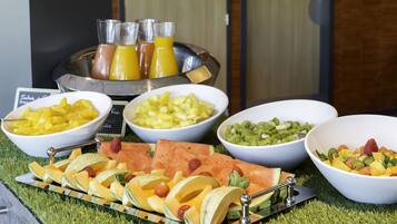 Petit déjeuner buffet (19 EUR par personne)