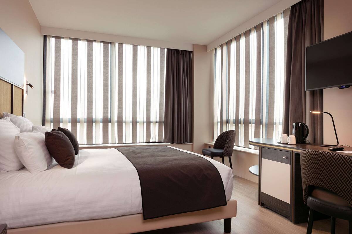 高級寝具、ピロートップベッド、セーフティボックス (室内)、デスク