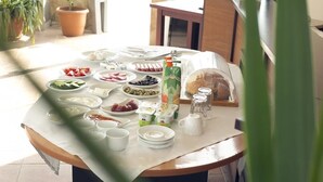 A breakfast buffet with various food items and beverages on a table. - Town Gates Hotel (Baku)