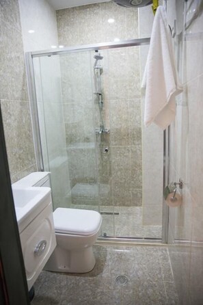 Free toiletries, hair dryer, bathrobes, slippers - Town Gates Hotel (Baku)