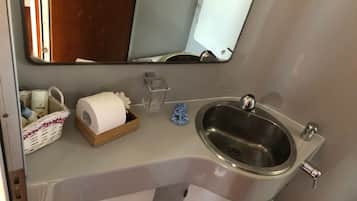 Luxury-Suite, Meerblick | Badezimmer | Dusche, kostenlose Toilettenartikel, Haartrockner, Bidet