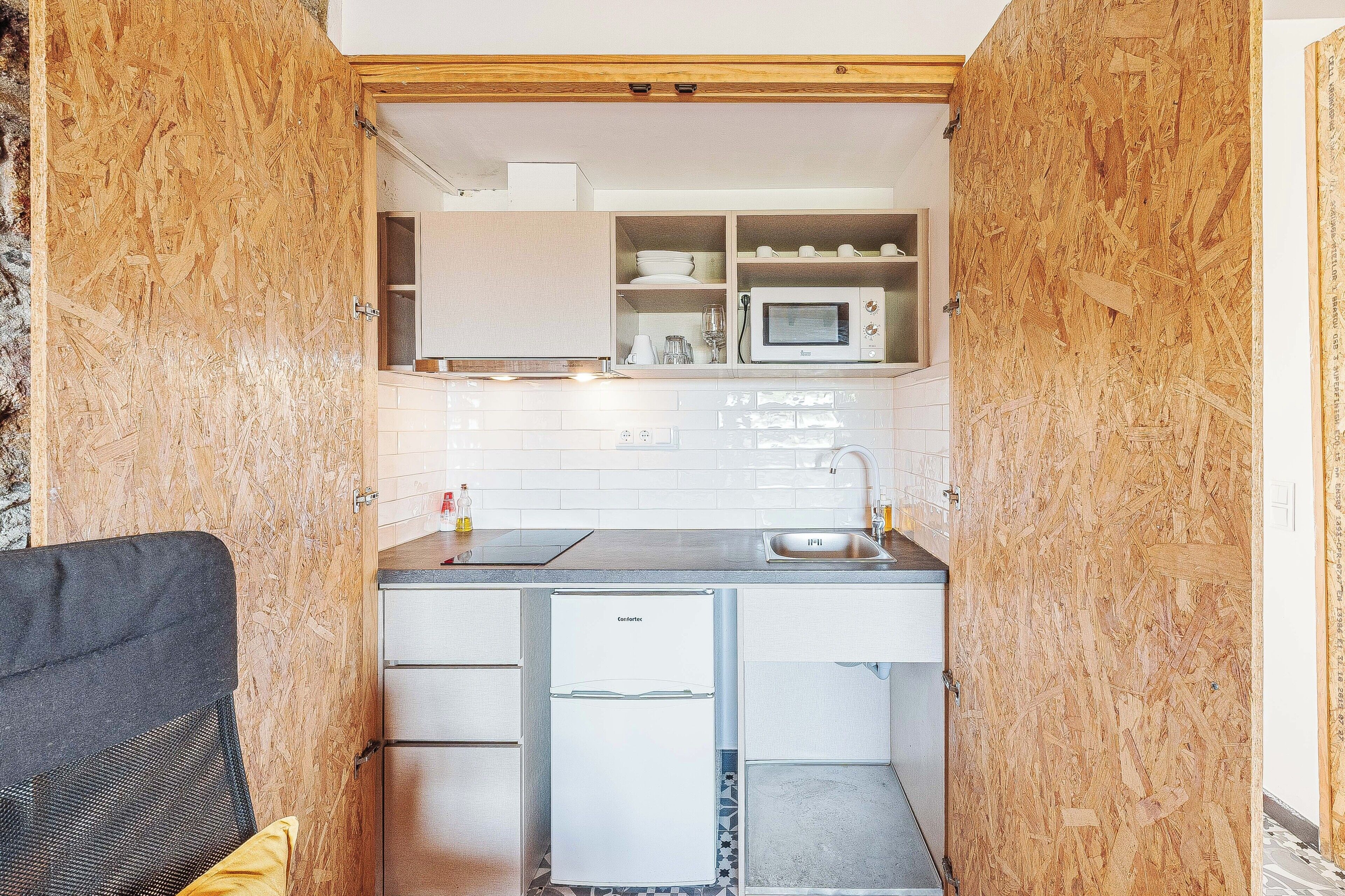 Estudio, 2 habitaciones | Cocineta privada | Refrigerador, microondas y cafetera y tetera 