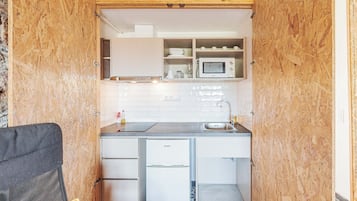 Estudio, 2 habitaciones | Cocineta privada | Refrigerador, microondas y cafetera y tetera