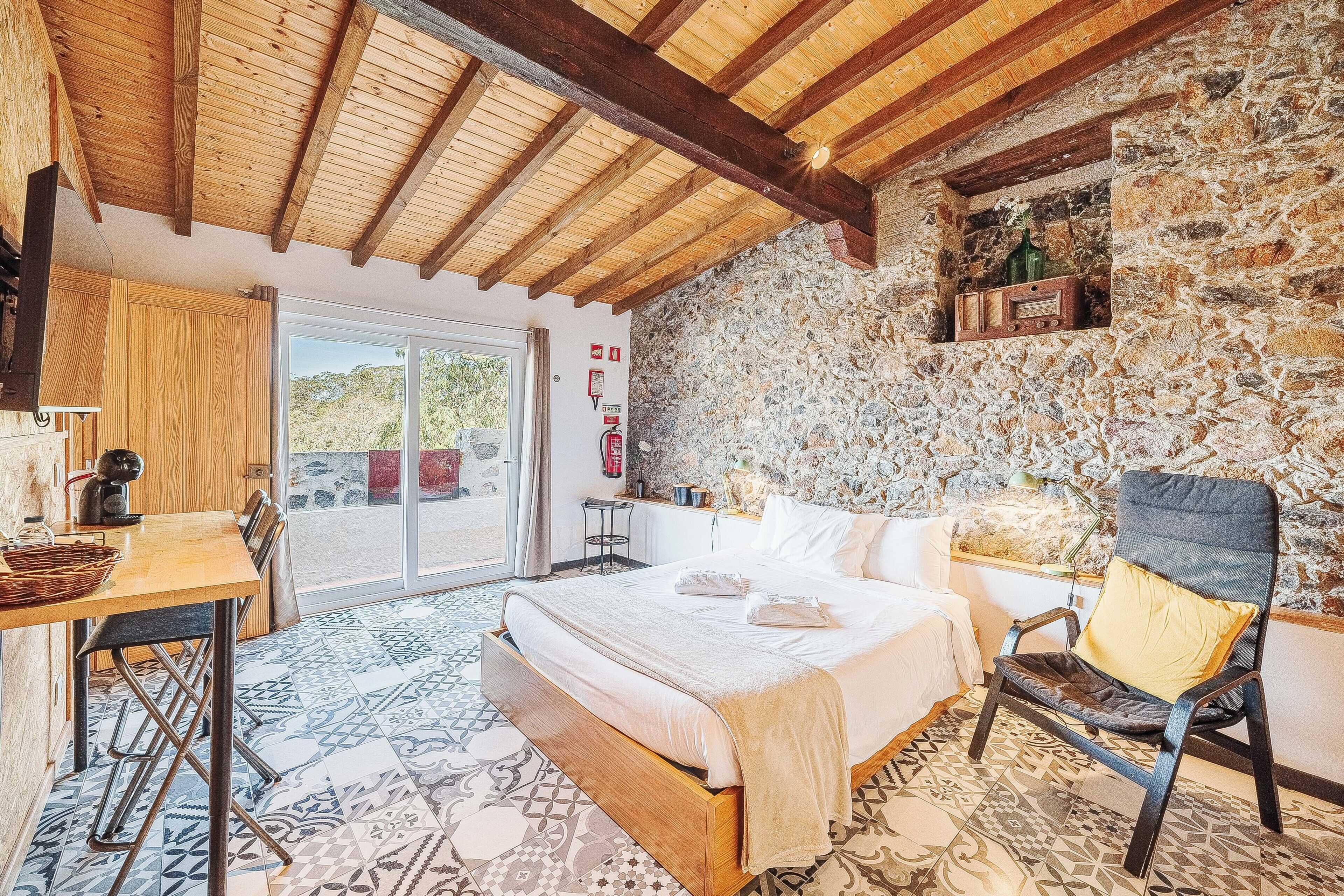 Estudio, 2 habitaciones | Cortinas opacas, tabla de planchar con plancha, wifi gratis