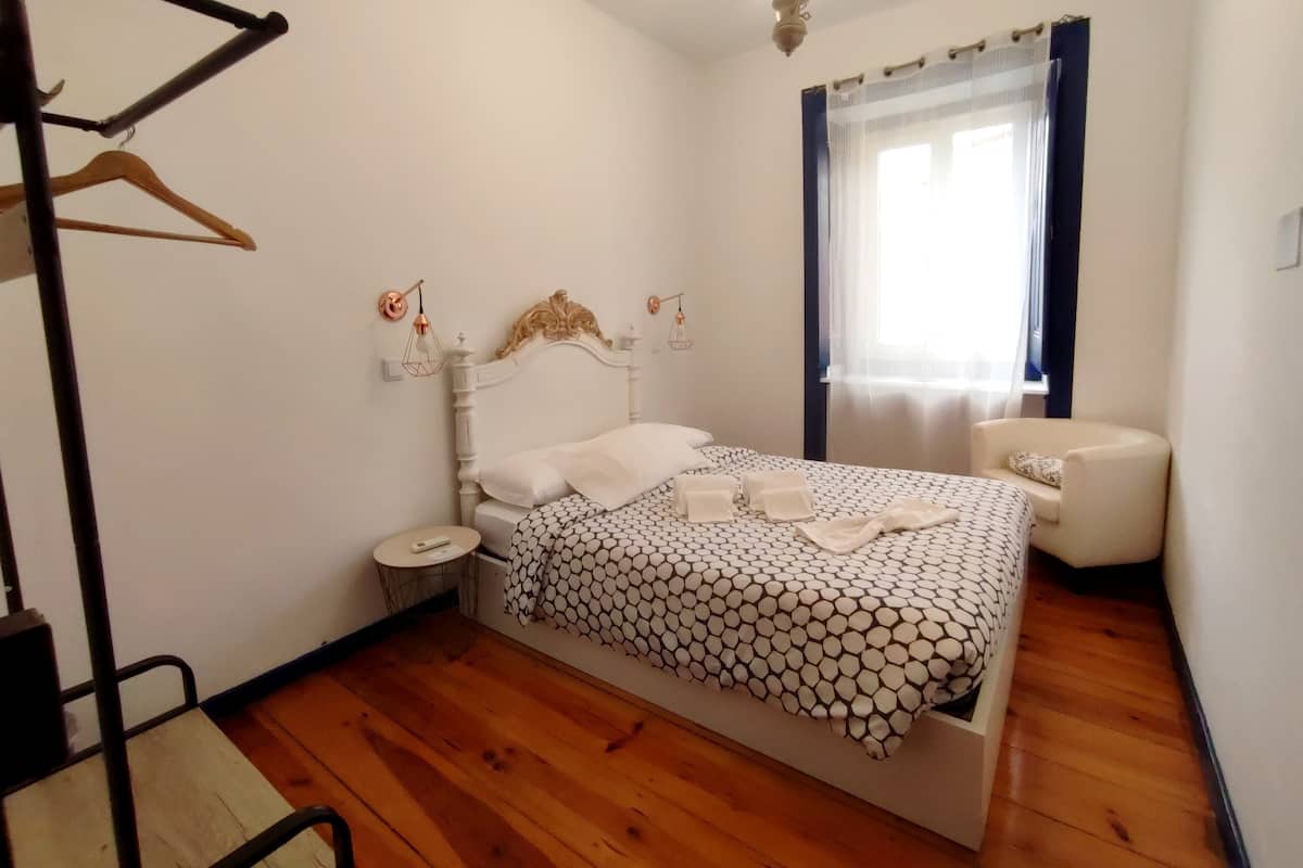 1 slaapkamer, verduisterende gordijnen, een strijkplank/strijkijzer