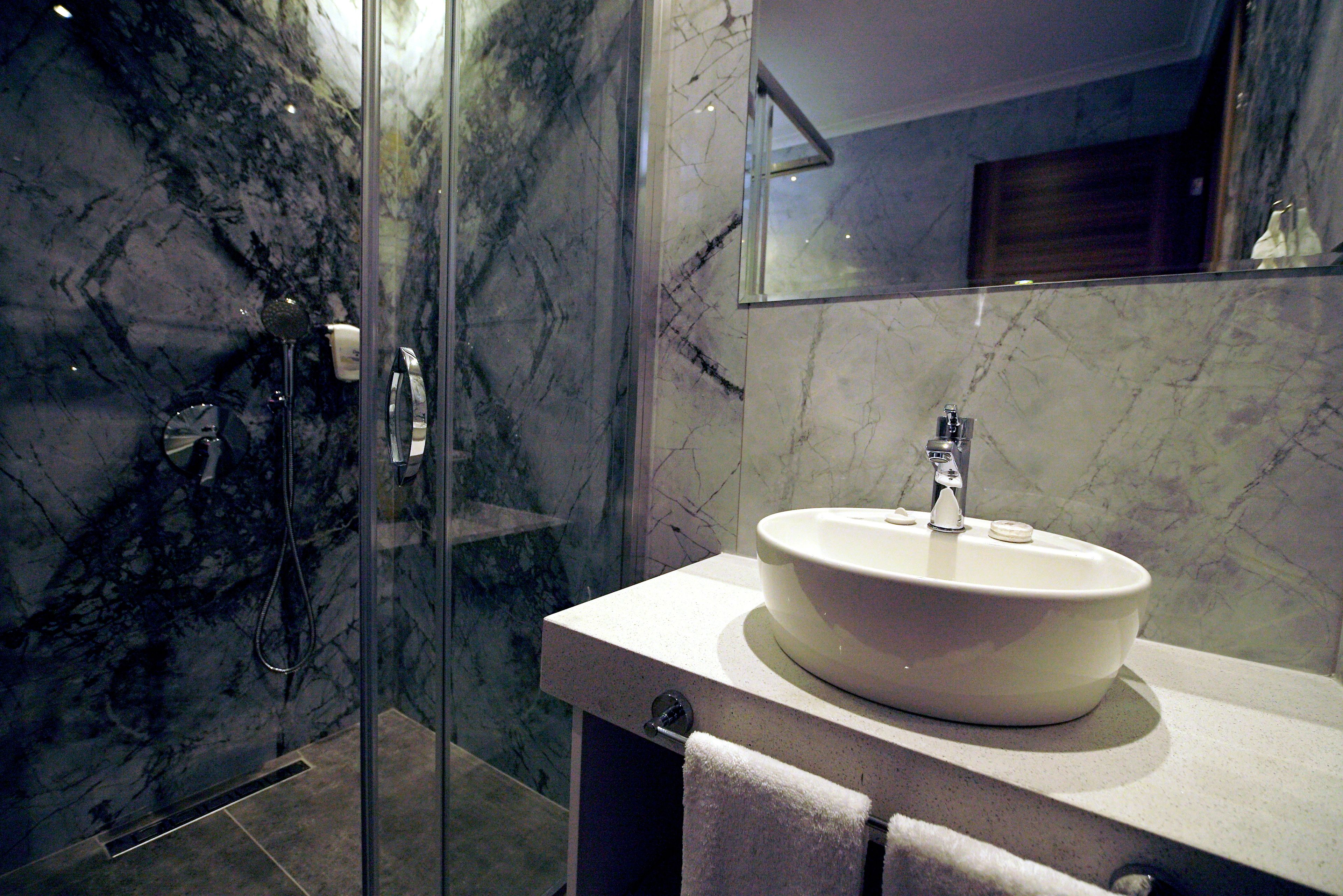 shower, rainfall showerhead, free toiletries, hair dryer