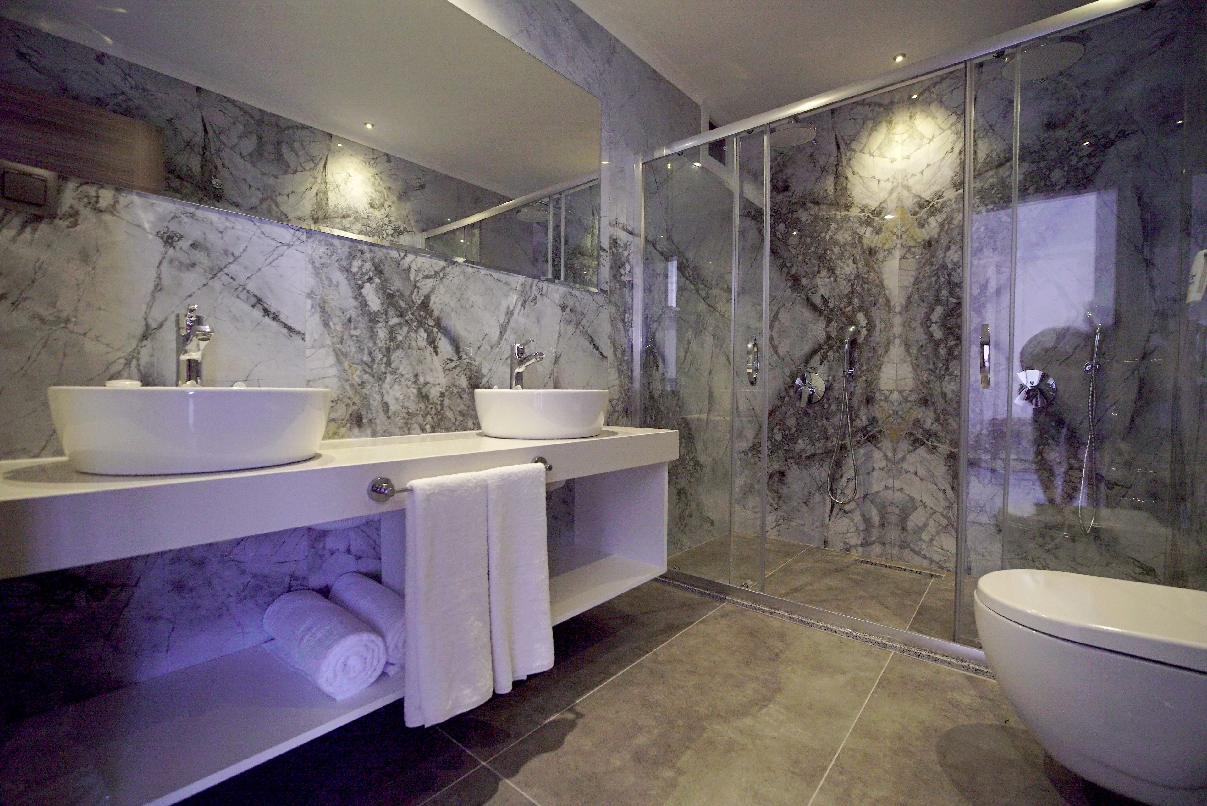 deluxe studio | bathroom | shower, rainfall showerhead, free toiletries, hair dryer