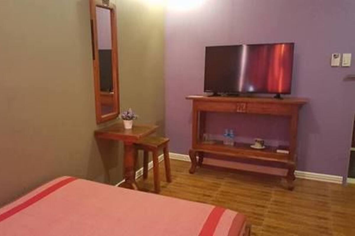 Escritorio, wifi gratis, ropa de cama