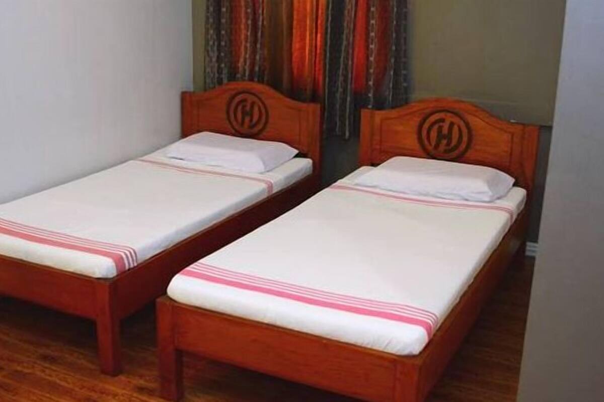 Habitación superior con 2 camas individuales | Escritorio, wifi gratis, ropa de cama