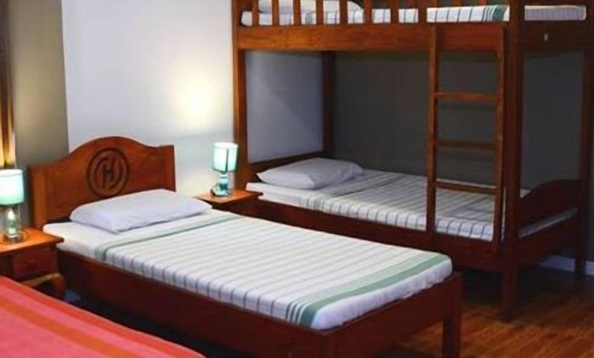 standard room for 5 | desk, free wifi, bed sheets