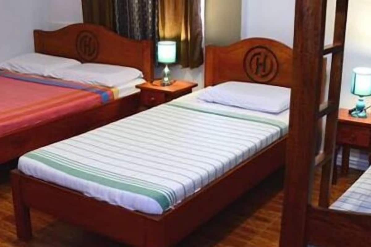 standard room for 5 | desk, free wifi, bed sheets