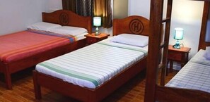 Habitación estándar (for 5) | Escritorio, wifi gratis, ropa de cama