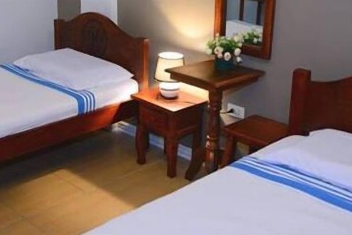 standard twin room | desk, free wifi, bed sheets