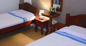Habitación estándar con 2 camas individuales | Escritorio, wifi gratis, ropa de cama