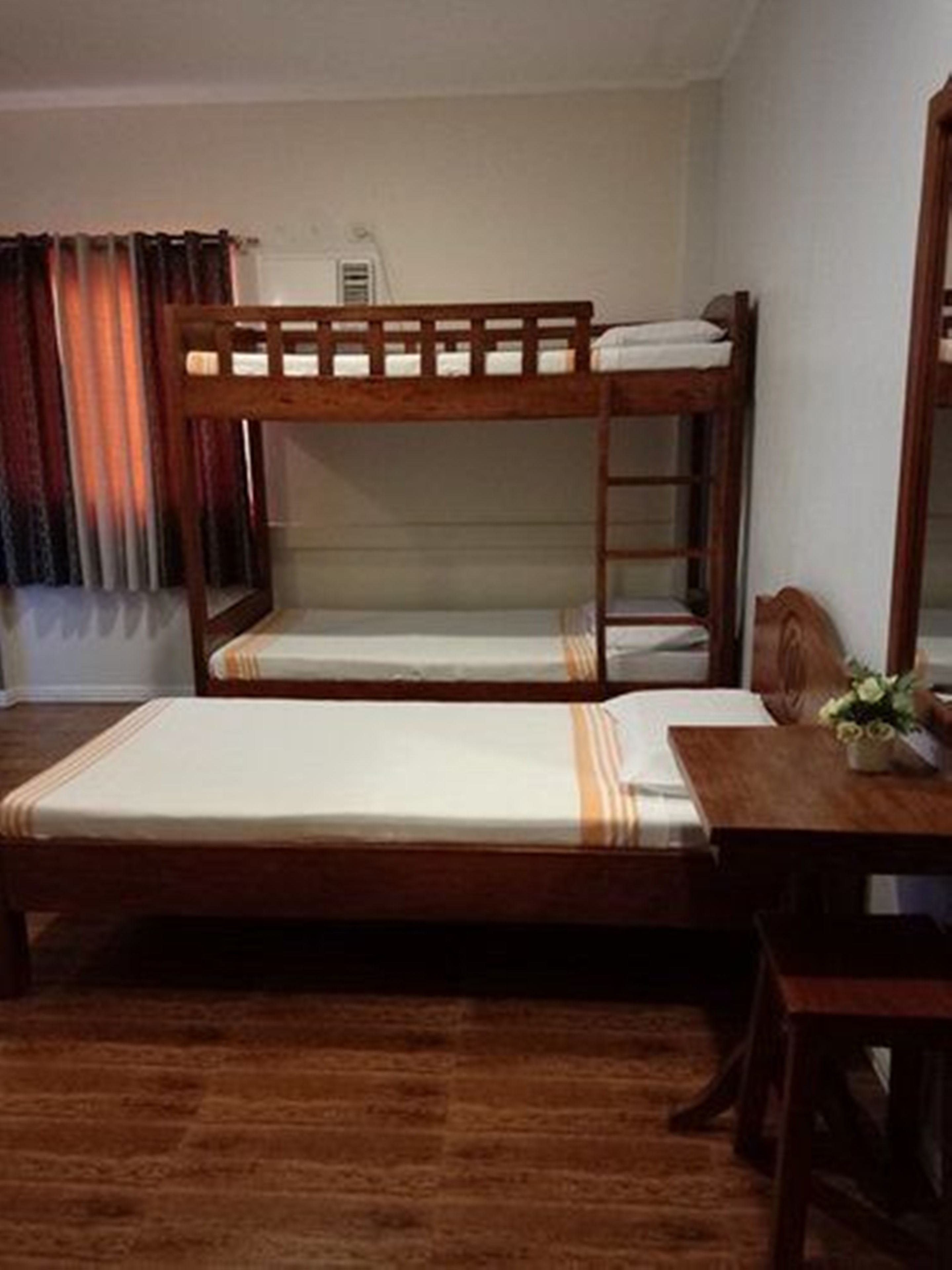 desk, free wifi, bed sheets