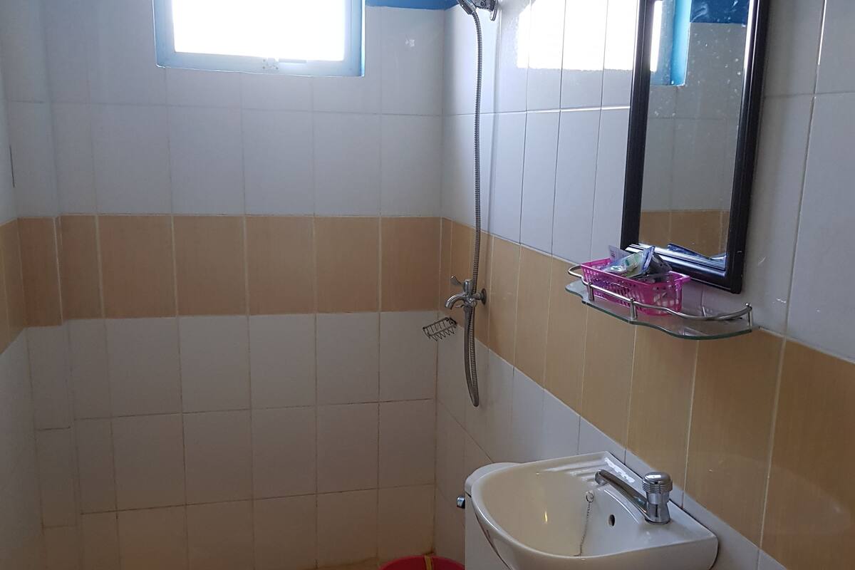 shower, free toiletries, towels