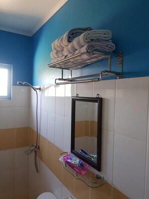 Ducha, artículos de higiene personal gratuitos y toallas