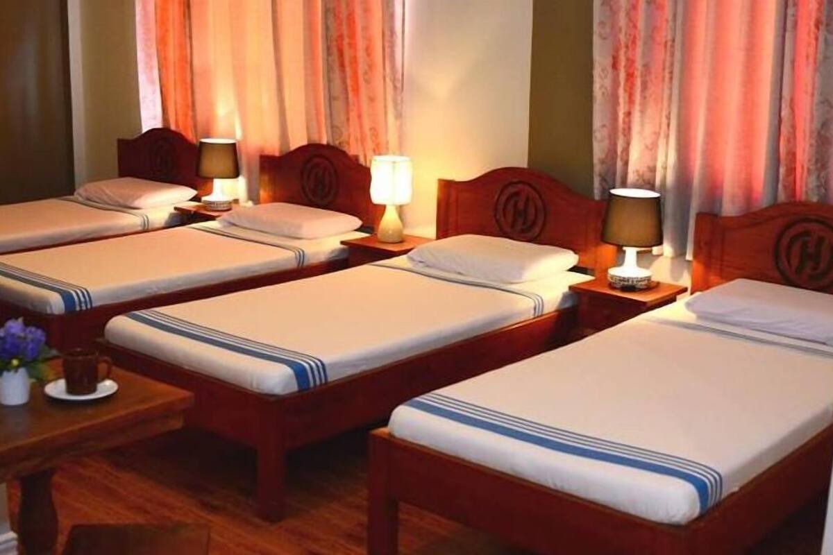 Habitación cuádruple superior | Escritorio, wifi gratis, ropa de cama