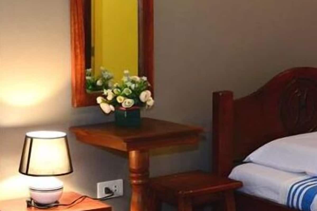 standard twin room | desk, free wifi, bed sheets