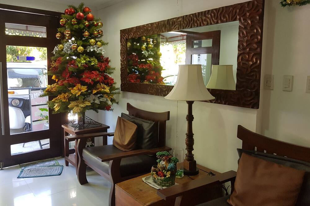 Hotel Lola Natividad