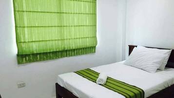 Escritorio, tabla de planchar con plancha y wifi gratis