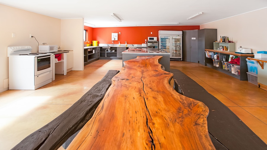 Beachcomber Lodge & Backpacker